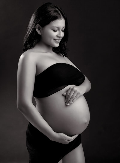 Elegant pregnancy pose of a beautiful young woman with the best maternity photographers in Las Vegas 