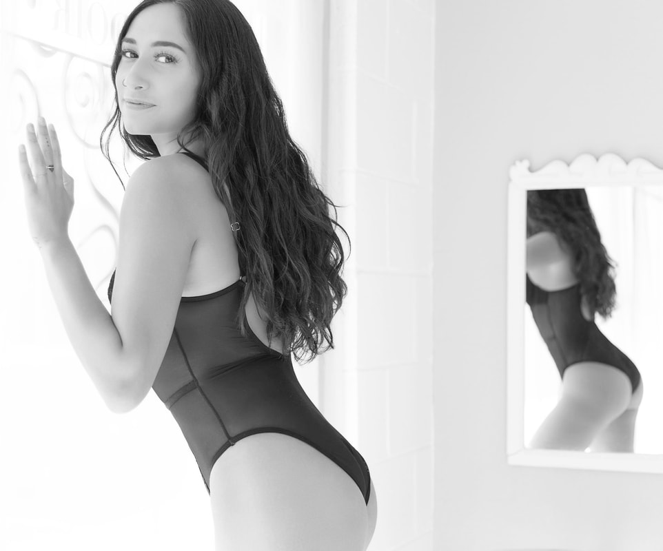 How to pose for boudoir photography booty shots