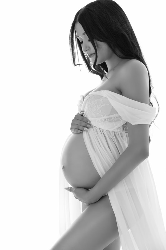 Modern maternity photography in Las Vegas of a pregnant belly